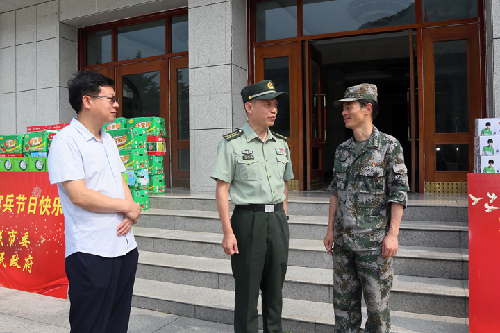 市委常委,晋城军分区司令员荆俊明带队走访慰问了武警晋城支队,解放军