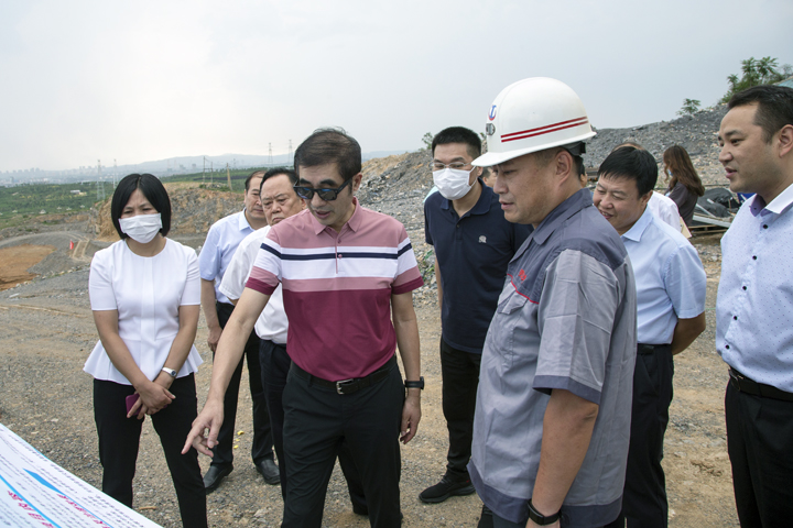 湖南省政协考察组在我市考察矿山生态修复与治理工作