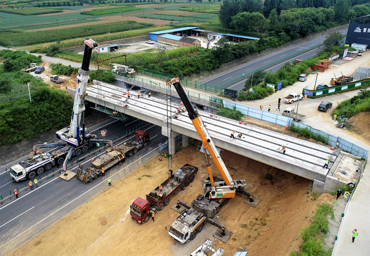 晋阳高速改扩建工程首座跨线天桥架设完成