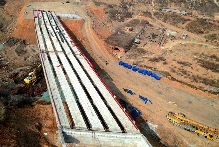 晋阳高速改扩建项目G342与G208连接线标段控制性工程张庄大桥左幅成功架设