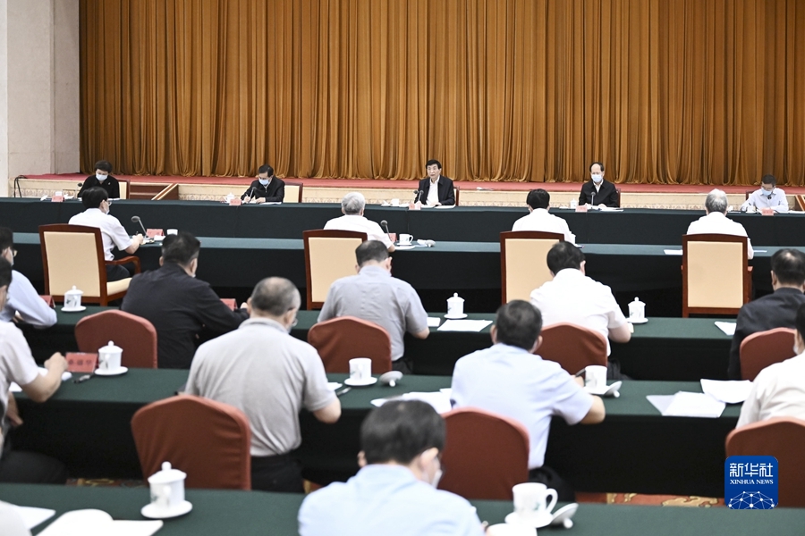 王沪宁出席“恢复和扩大消费”调研协商座谈会