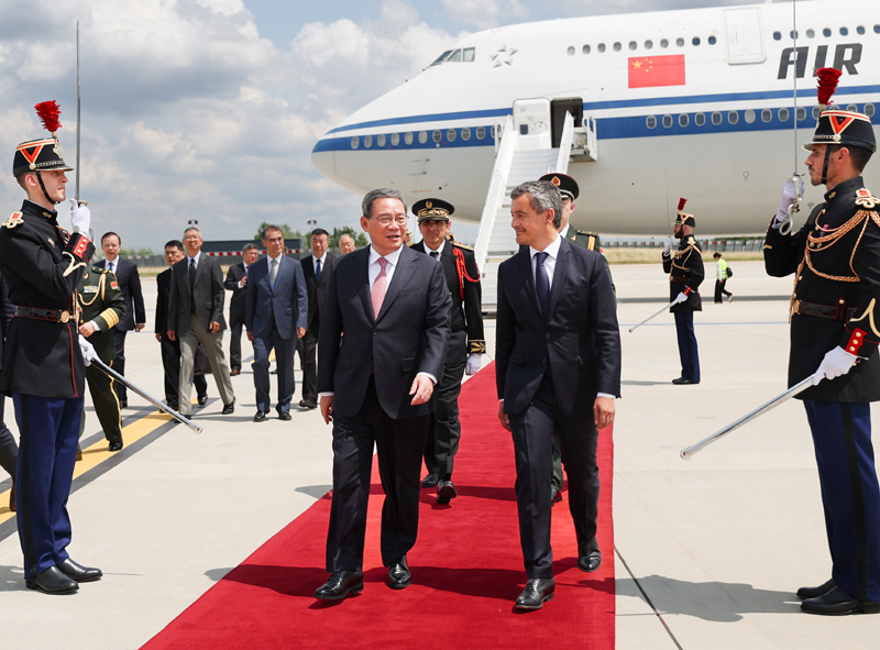 李强抵达巴黎对法国进行正式访问并出席新全球融资契约峰会
