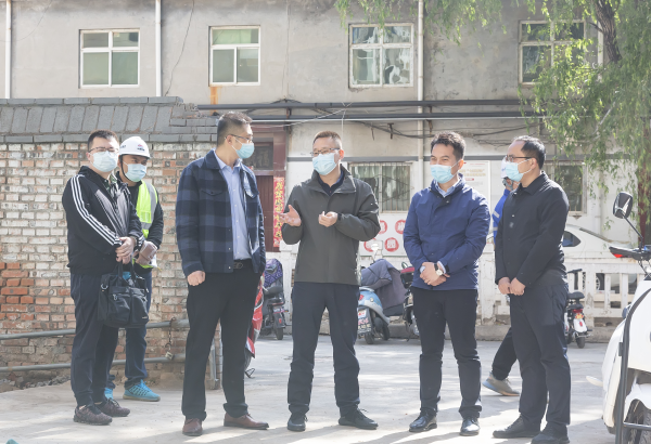 李晓峰以“四不两直”方式调研城区老旧小区改造、疫情防控、建筑工地安全生产工作
