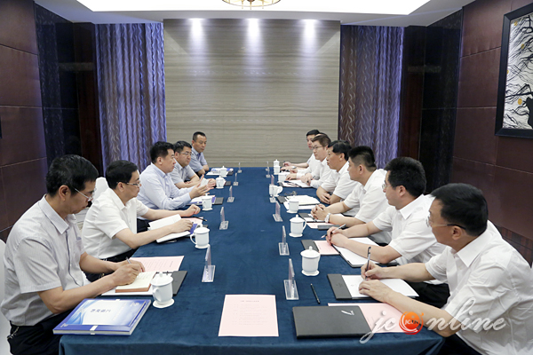 市长武宏文,中铁三局集团有限公司总经理郝刚出席会议.