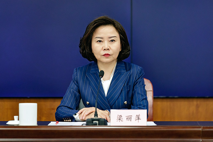 梁丽萍在新闻发布会上介绍本届康养大会情况