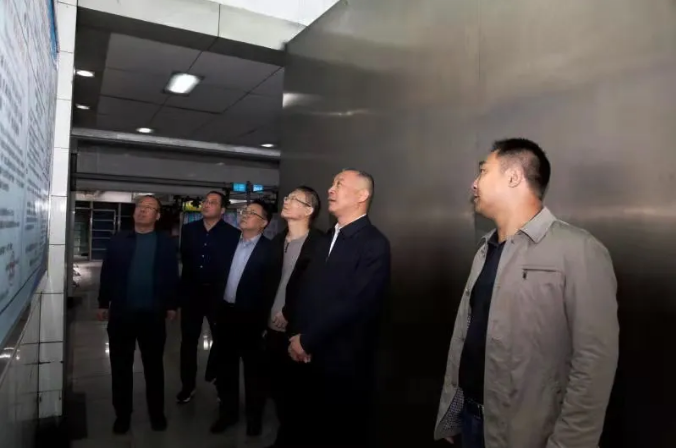 在郑庄煤矿,东大煤矿,郭明太直达施工井口,查看了人员入井情况,风险