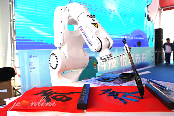 去过外交部的机器人在物茂广场亮相