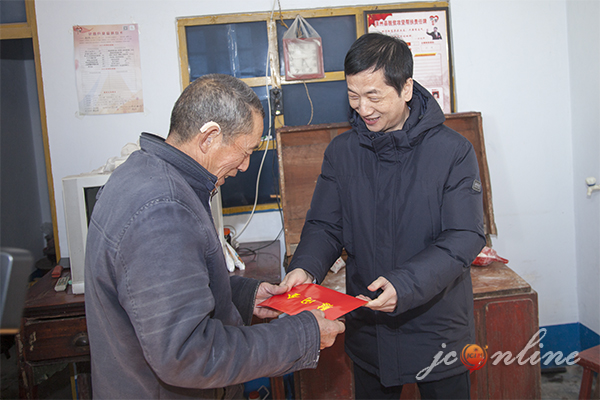 常国荣在精准扶贫联系点泽州县王汉掌村访贫问寒