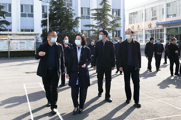 梁丽萍在陵川县调研初三开学和足球场建设工作 - 晋城市人民政府