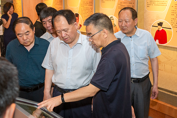 6月11日上午,市委常委,市委组织部部长卫明喜深入市委党史研究室(晋城