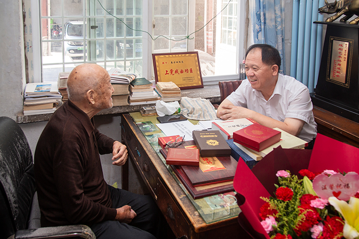 卫明喜走访慰问抗日战争时期及以前参加革命的老同志