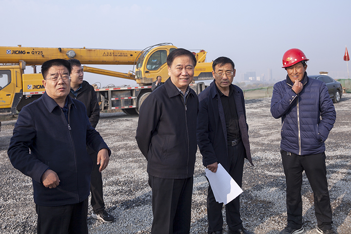 冯志亮就安全生产风险隐患排查治理工作暨河长制工作进行调研