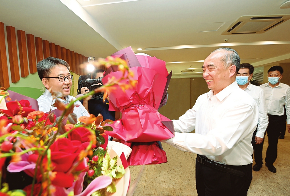 林武在太原市看望慰问教师 - 晋城市人民政府