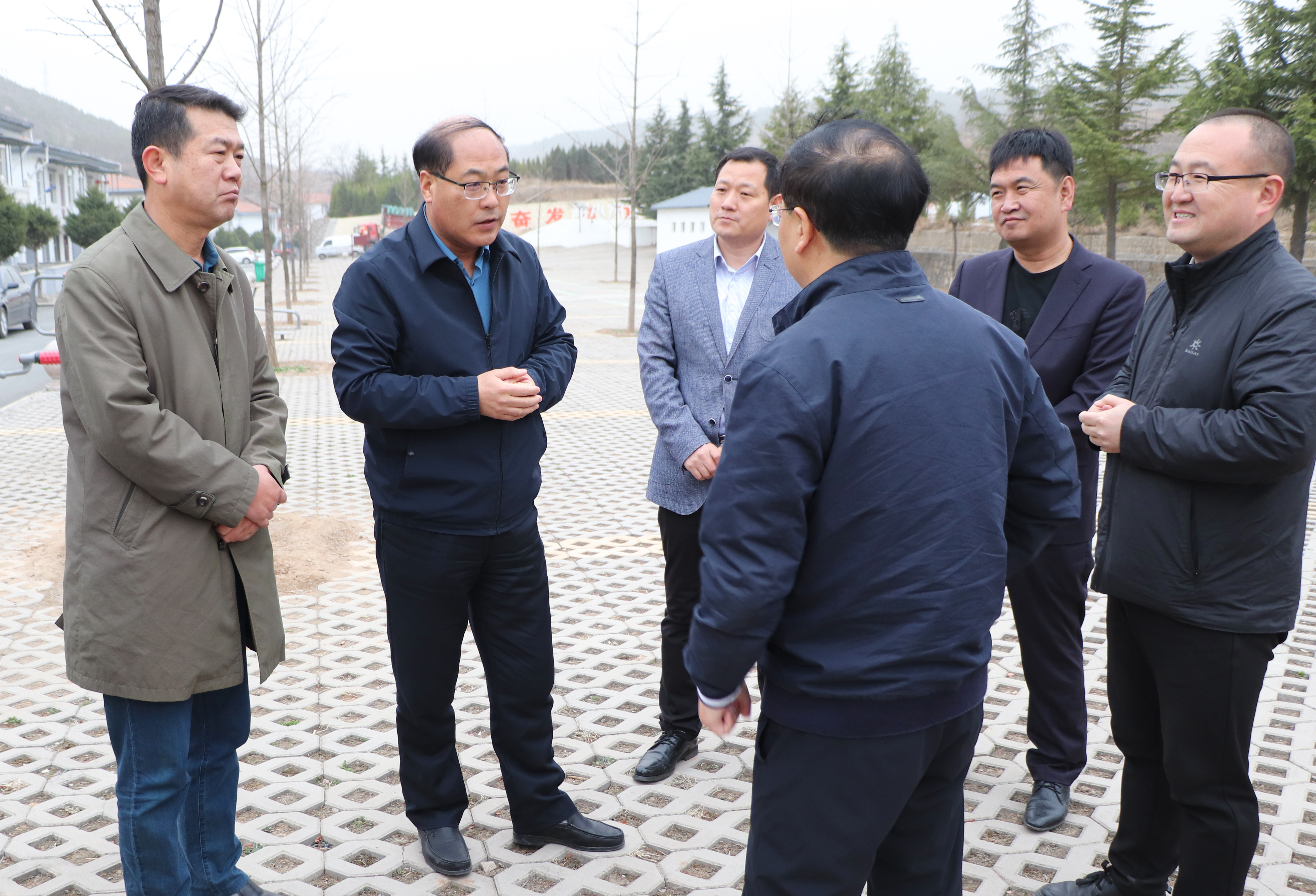 闫晋中调研康养特色村建设情况