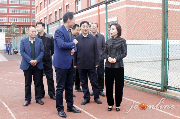 全体人员到凤鸣中学,凤鸣小学进行了集体观摩