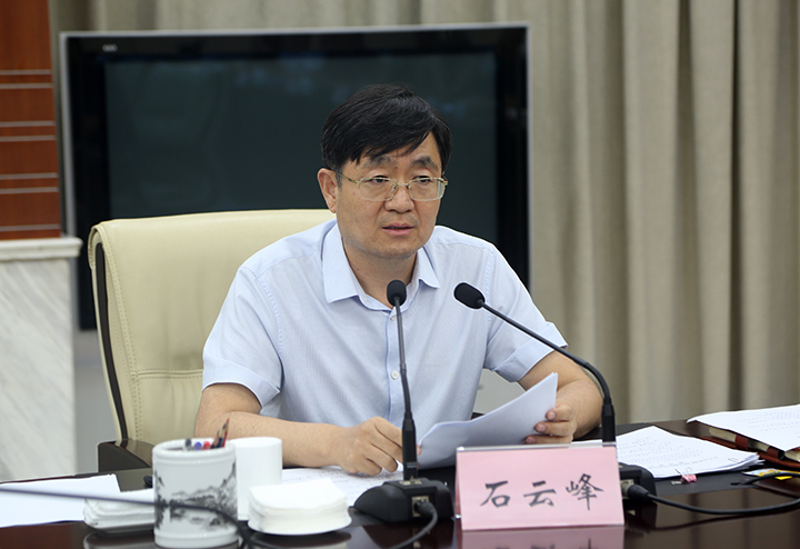 市委常委,市委政法委书记,市委统战部部长石云峰主持回应民企诉求反映