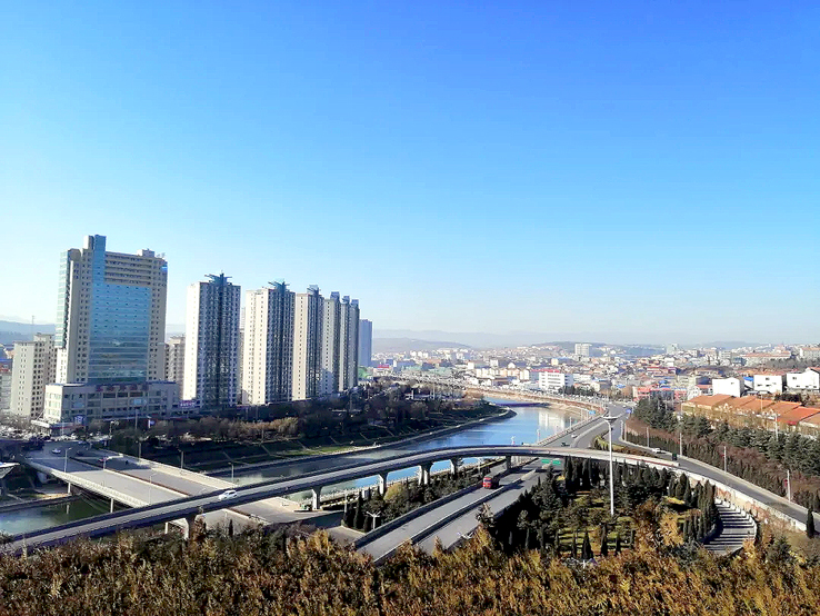 在东关村边的山坡远看阳城县城.